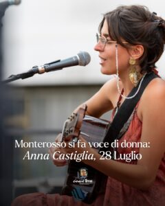 Anna Castiglia sul palco del Molo dei Pescatori a Monterosso, durante la rassegna musicale Women – Voci di Donne