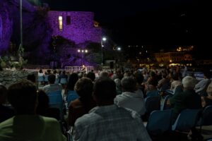 Anna Castiglia sul palco del Molo dei Pescatori a Monterosso, durante la rassegna musicale Women – Voci di Donne