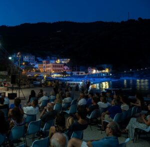 Gianfranco Saffioti, il Meteorologo Ignorante, durante l’evento al Molo dei Pescatori di Monterosso nel 2025