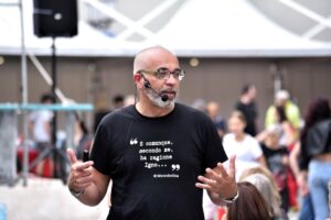 Gianfranco Saffioti, il Meteorologo Ignorante, durante l’evento al Molo dei Pescatori di Monterosso nel 2025